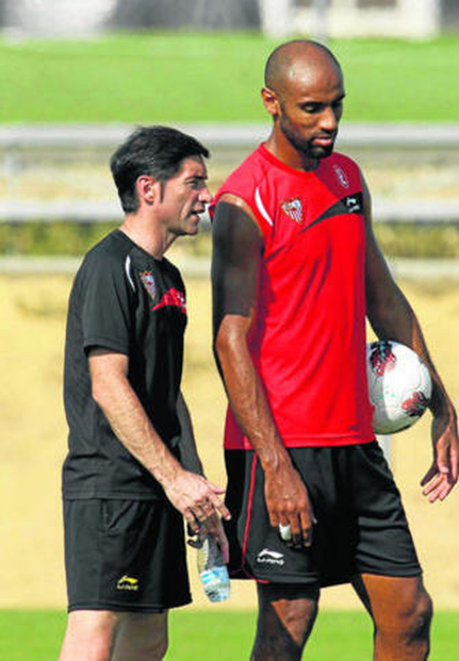Marcelino charla con Kanoute en una sesión de trabajo en la ciudad deportiva.