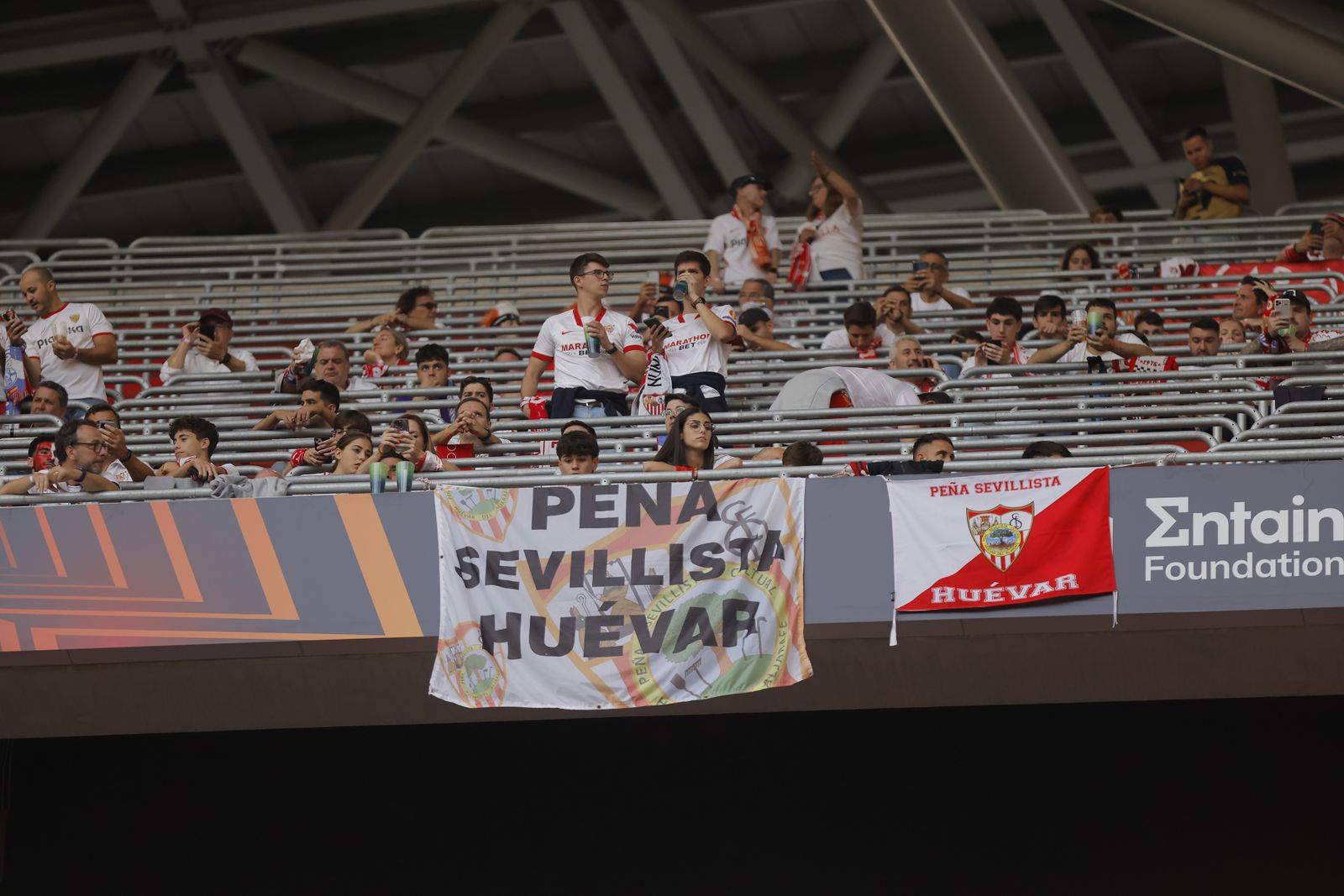 Búscate en las fotos del Sevilla-Roma