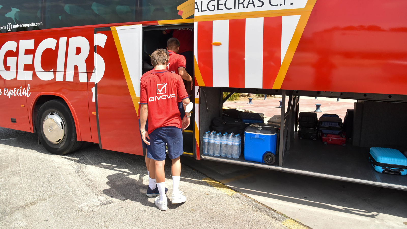 Las fotos de la salida del Algeciras CF para Barcelona