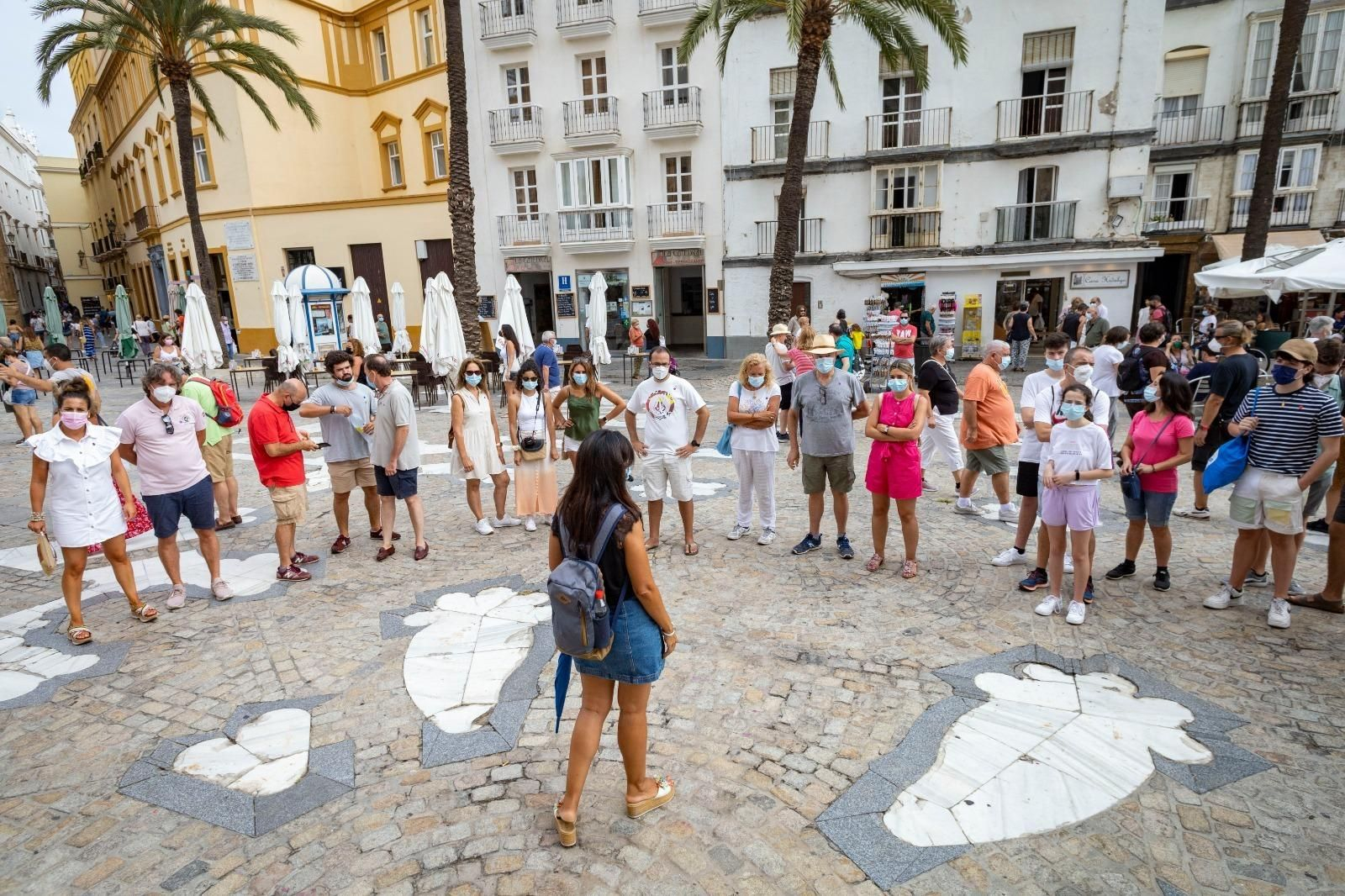Turistas recorriendo la ciudad.