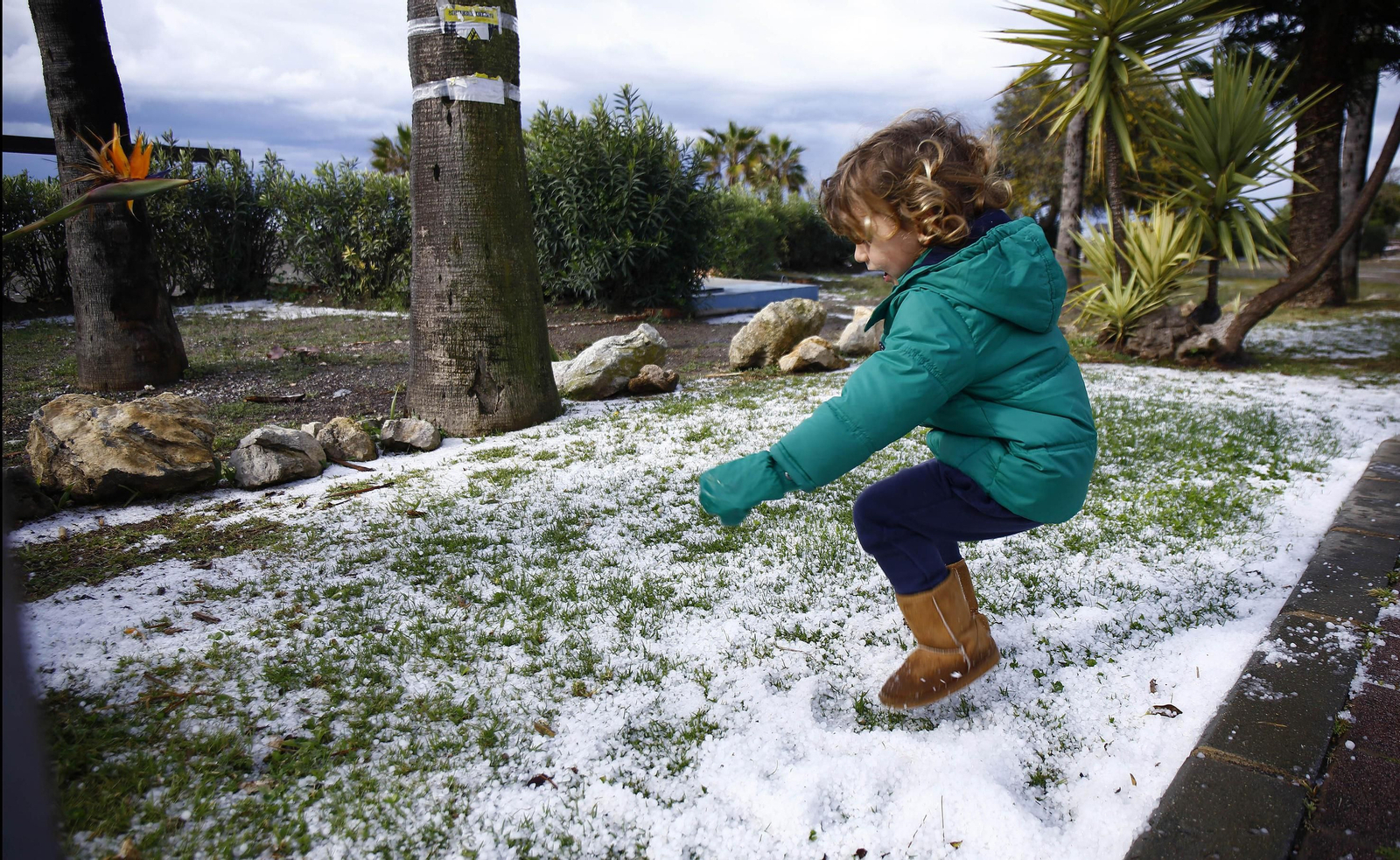 La granizada en la playa de Benajarafe, en fotos