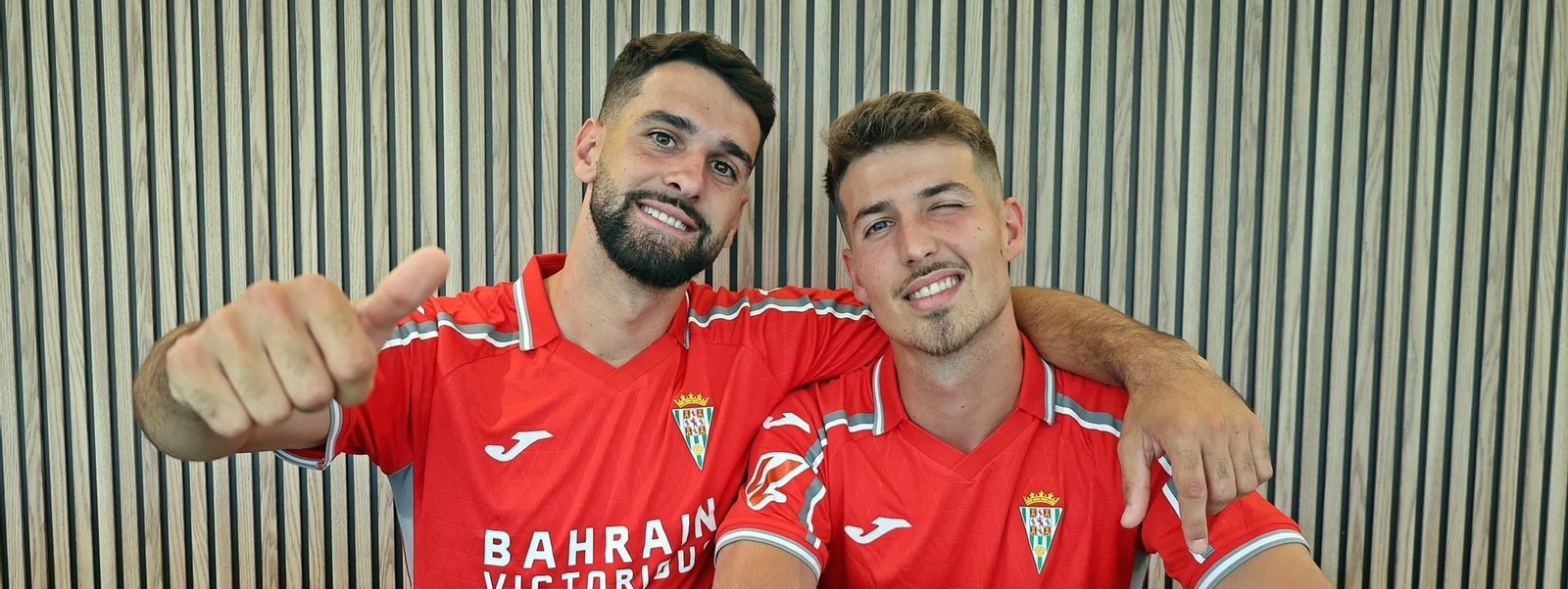 Xavi Sintes y Pedro Ortiz posan con la tercera camiseta del Córdoba CF.