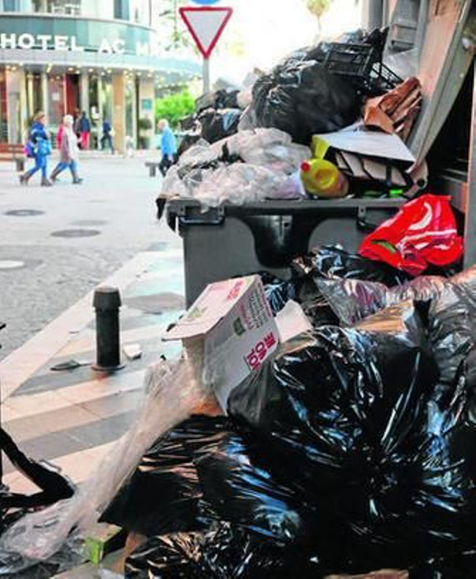 La basura que se acumula en la calle de los hoteles Málaga Palacio y Molina Lario.