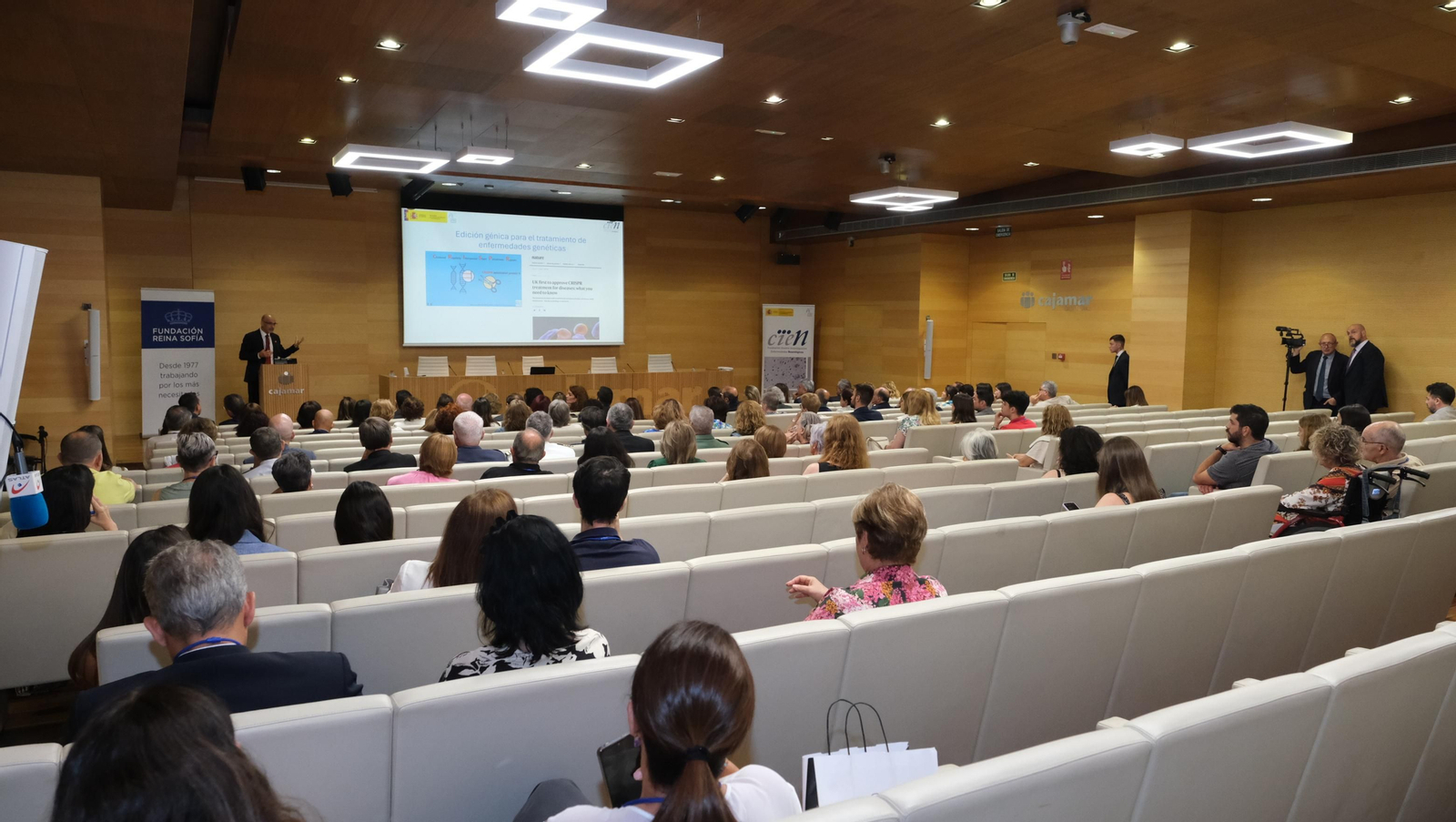 La Reina Sofía inaugura el I Congreso Internacional sobre ELA, en imágenes