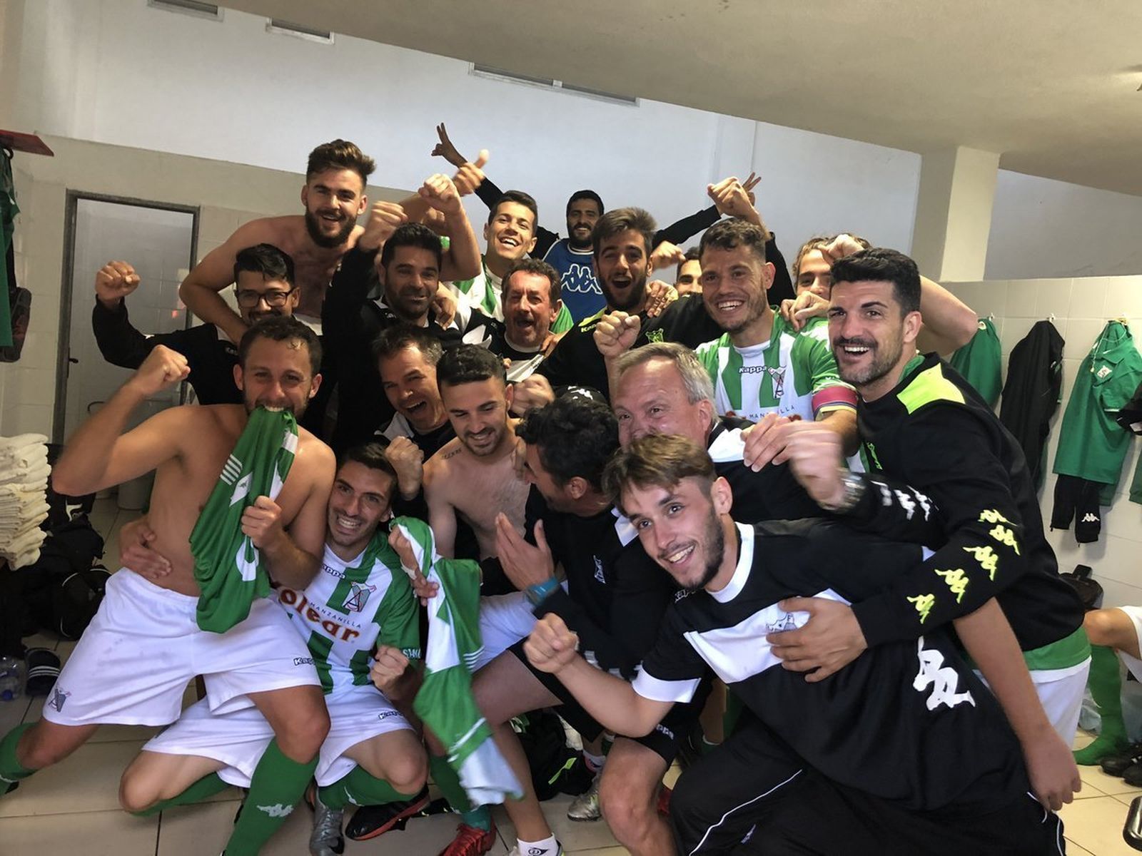 Los futbolistas del Sanluqueño celebran al final del partido su pase a la semifinal del 'play-off' de ascenso.