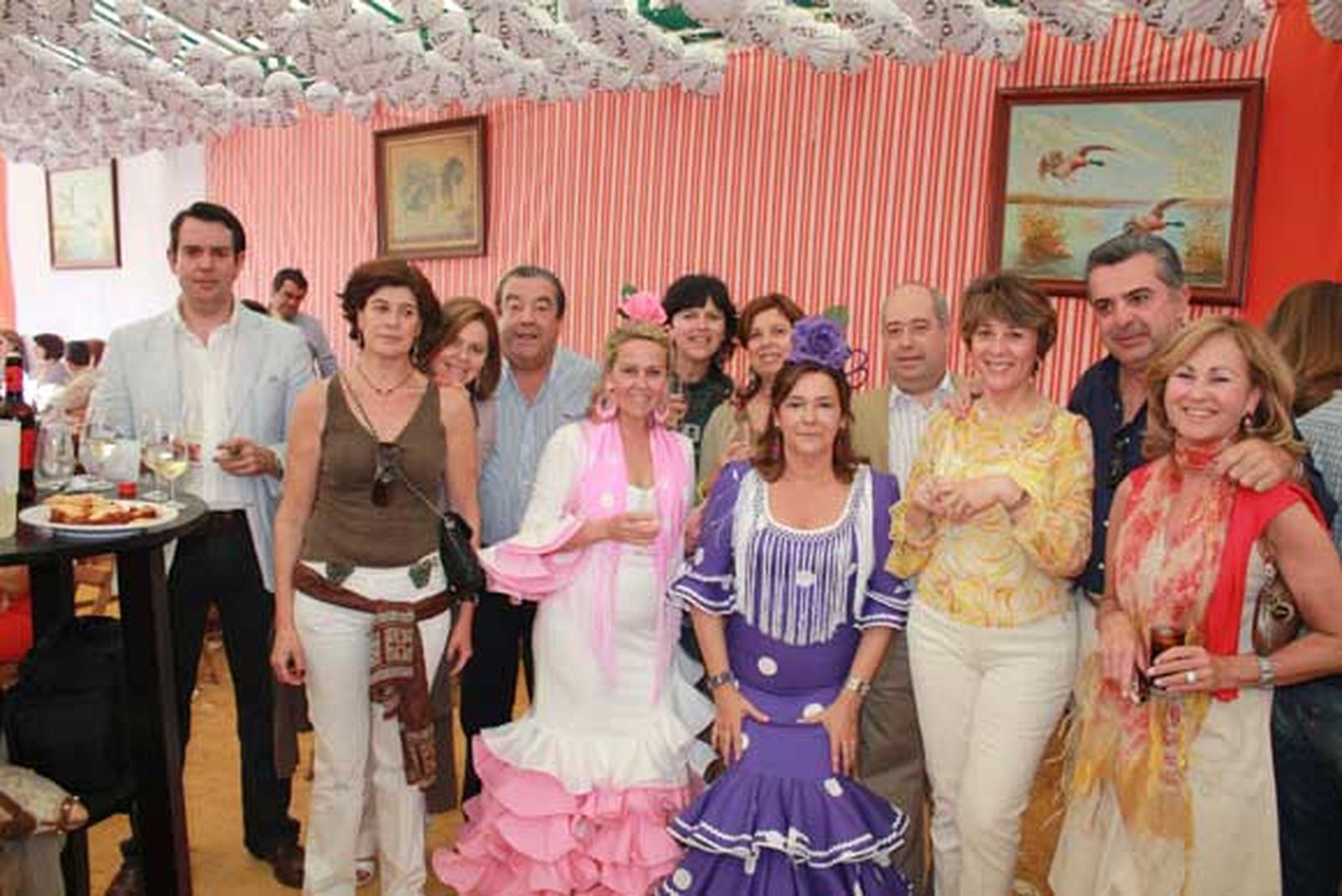 Rafael Tejada, director comercial de Solán de Cabras con Merche García Moya, Guillermina García, Marian Jiménez, María del Carmen Teiada, María José Perza, Chelo Ruiz, Miguel Vargas y Gloria Parra./Fotos:Fito Carreto

Foto: Fito Carreto