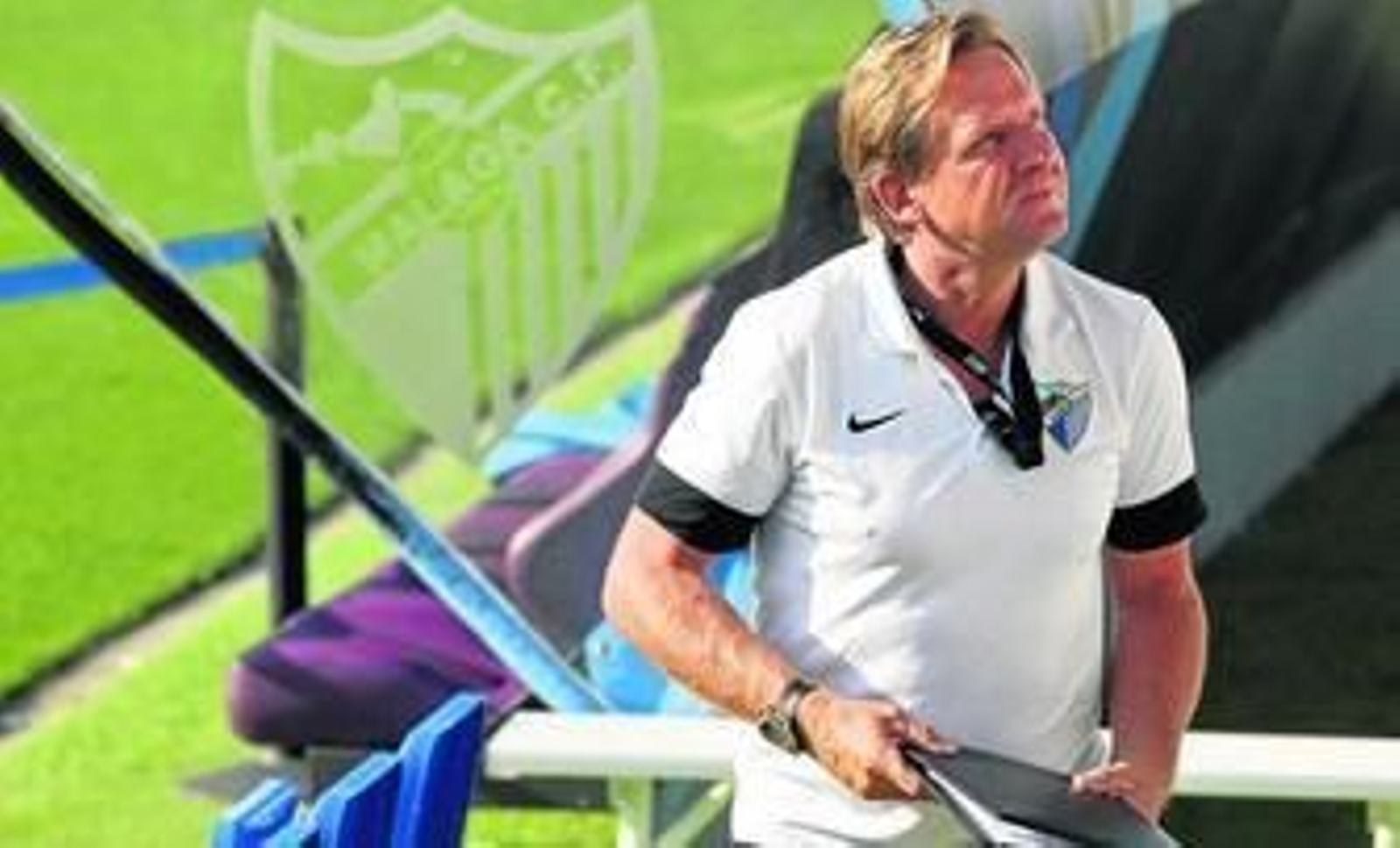 Bernd Schuster mira hacia las gradas desde los banquillos de La Rosaleda.