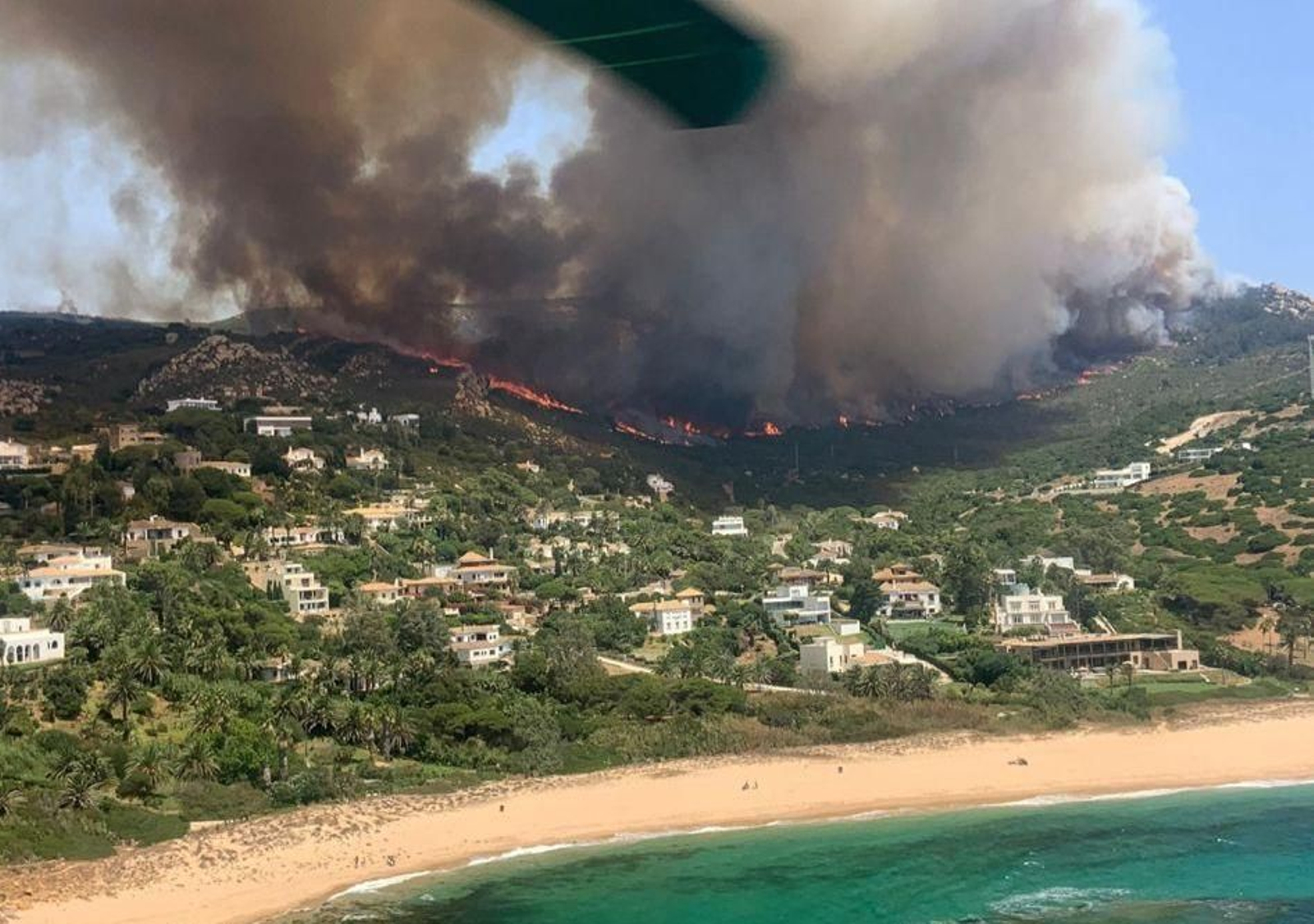 Vista aérea del incendio en Tarifa.