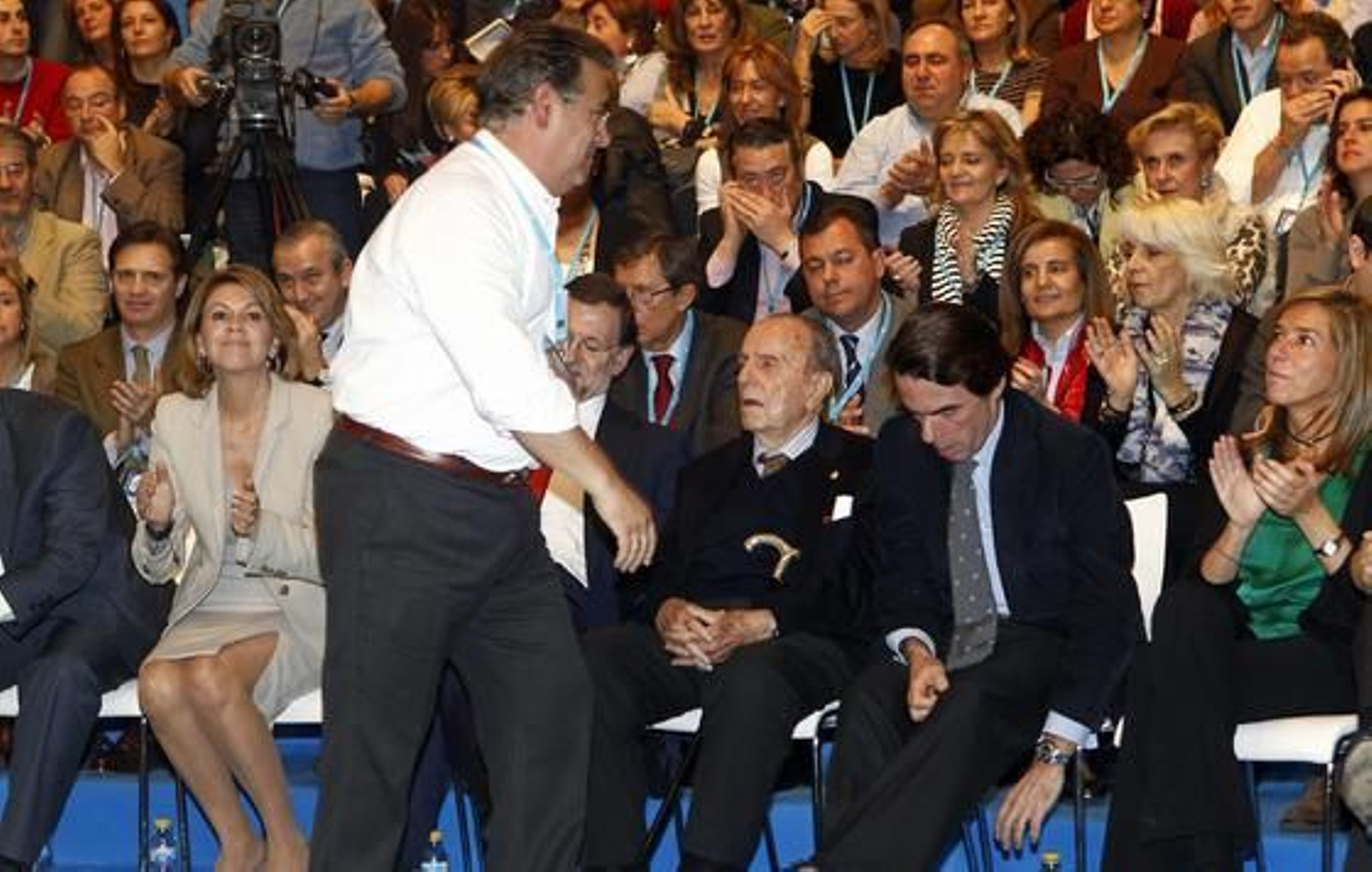El candidato del PP a la Alcaldía en Sevilla, Juan Ignacio Zoido, tras concluir su discurso.

Foto: Antonio Pizarro