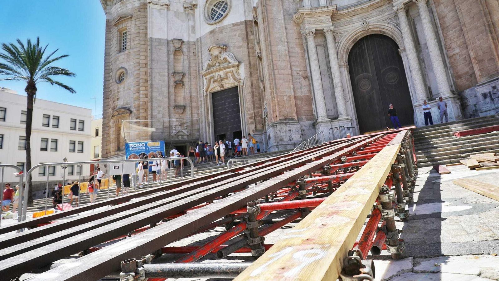 Montaje de la rampa de la Catedral para la coronación de la Virgen de las Penas.