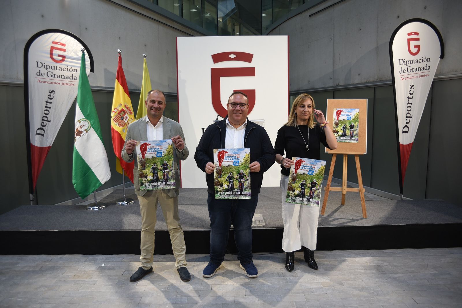 El diputado de Deportes, Manuel Guirado (centro); el alcalde de Nerpio, José Antonio Gómez (izq.); y la concejala de deportes del municipio, Ana Belén Álvarez