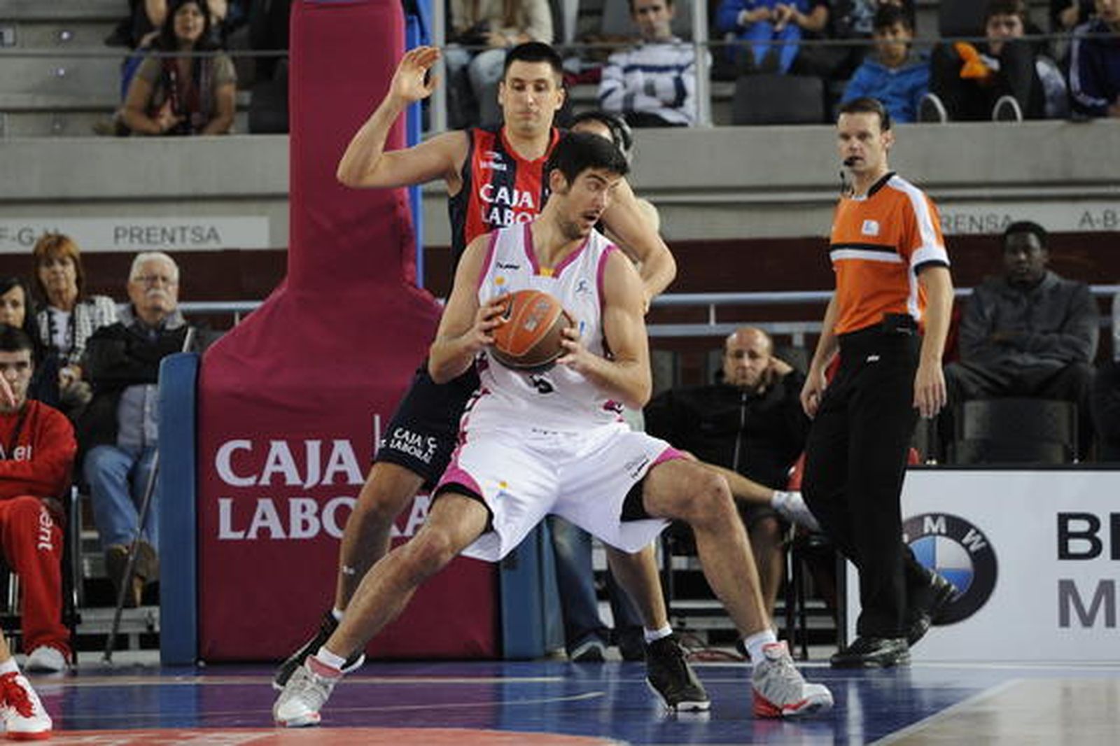 El Cajasol-Banca Cívica comienza su andadura en la Liga Endesa con derrota en casa del Caja Laboral (73-60).

Foto: Lino González (ACB Photo)