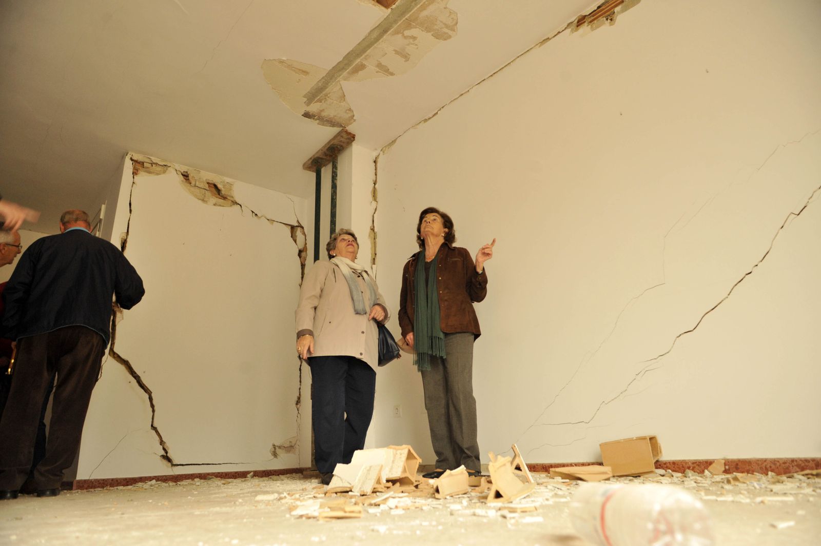 El salón de una de las viviendas declaradas ruinosas y afectadas por los deslizamientos del terreno, en Arcos, cuyos propietarios tuvieron que abandonar.