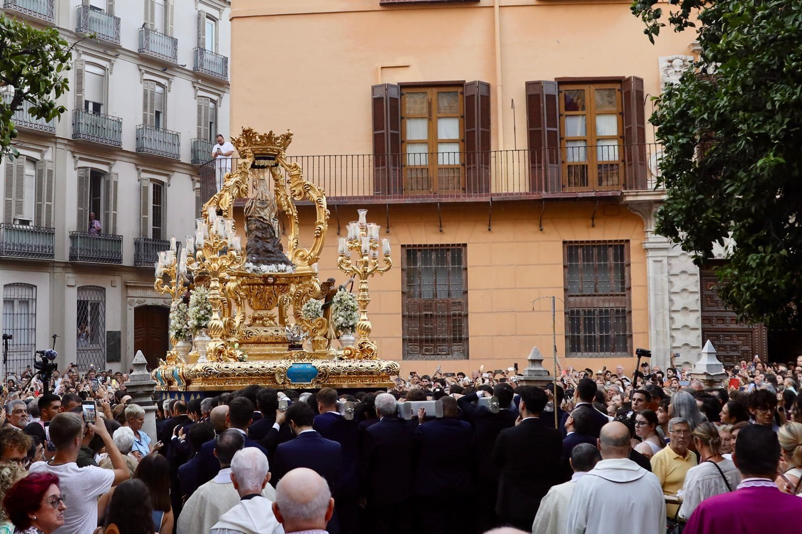 La procesión de la Virgen de la Victoria de Málaga, en imágenes