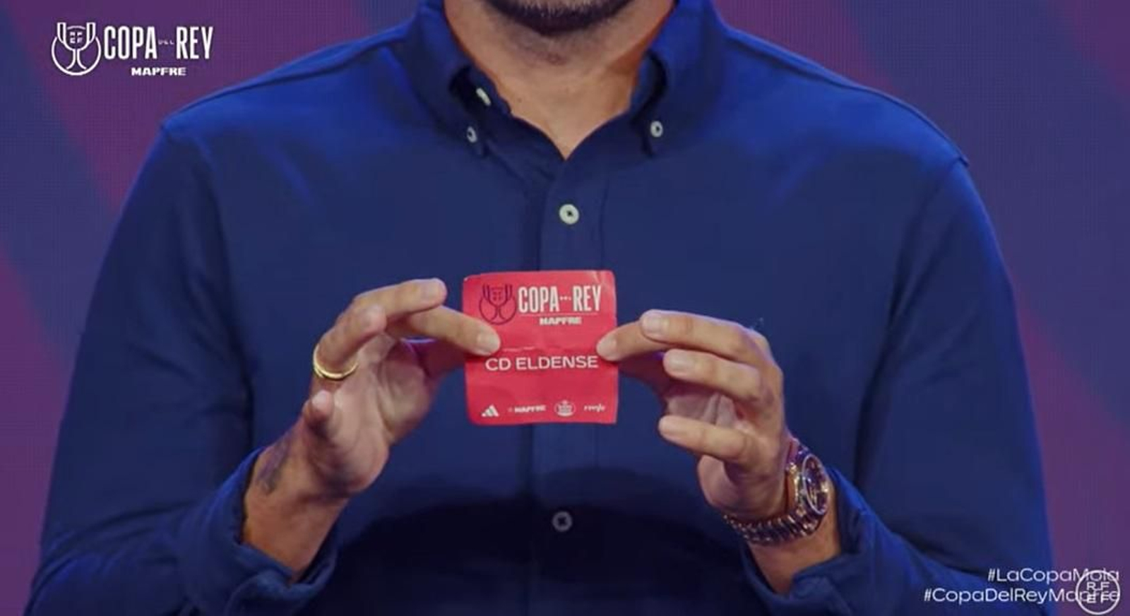 Momento en el que Pedro León muestra la papeleta del CD Eldense.