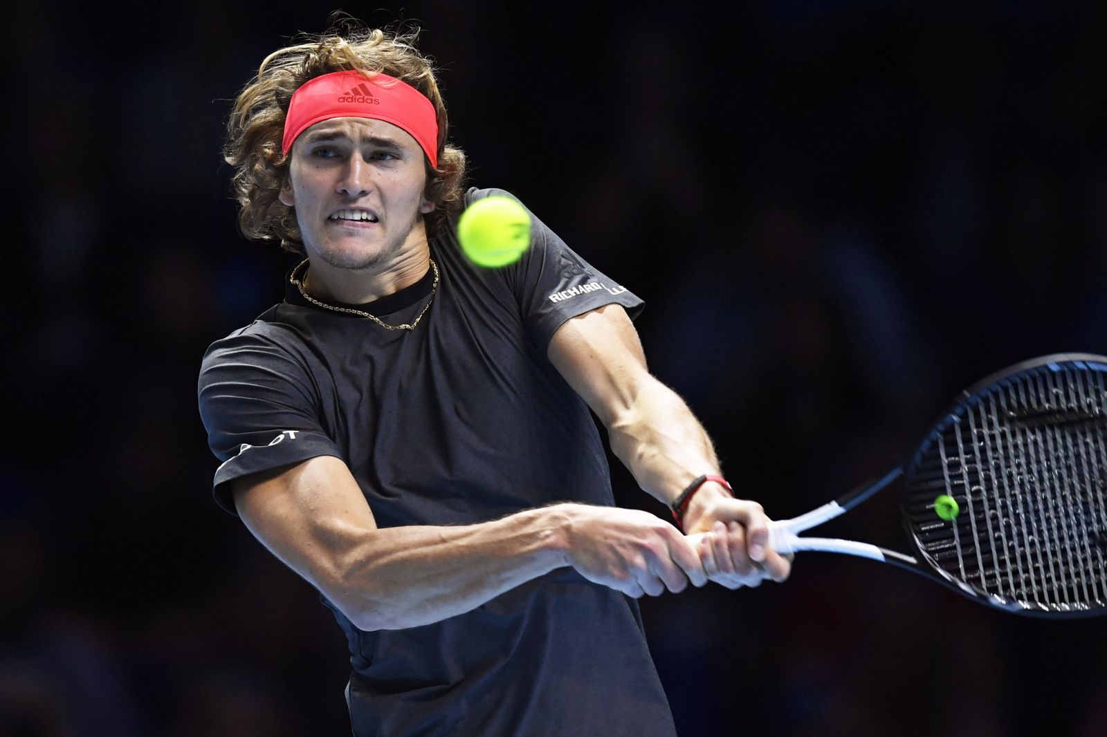 Alexander Zverev golpea la bola.