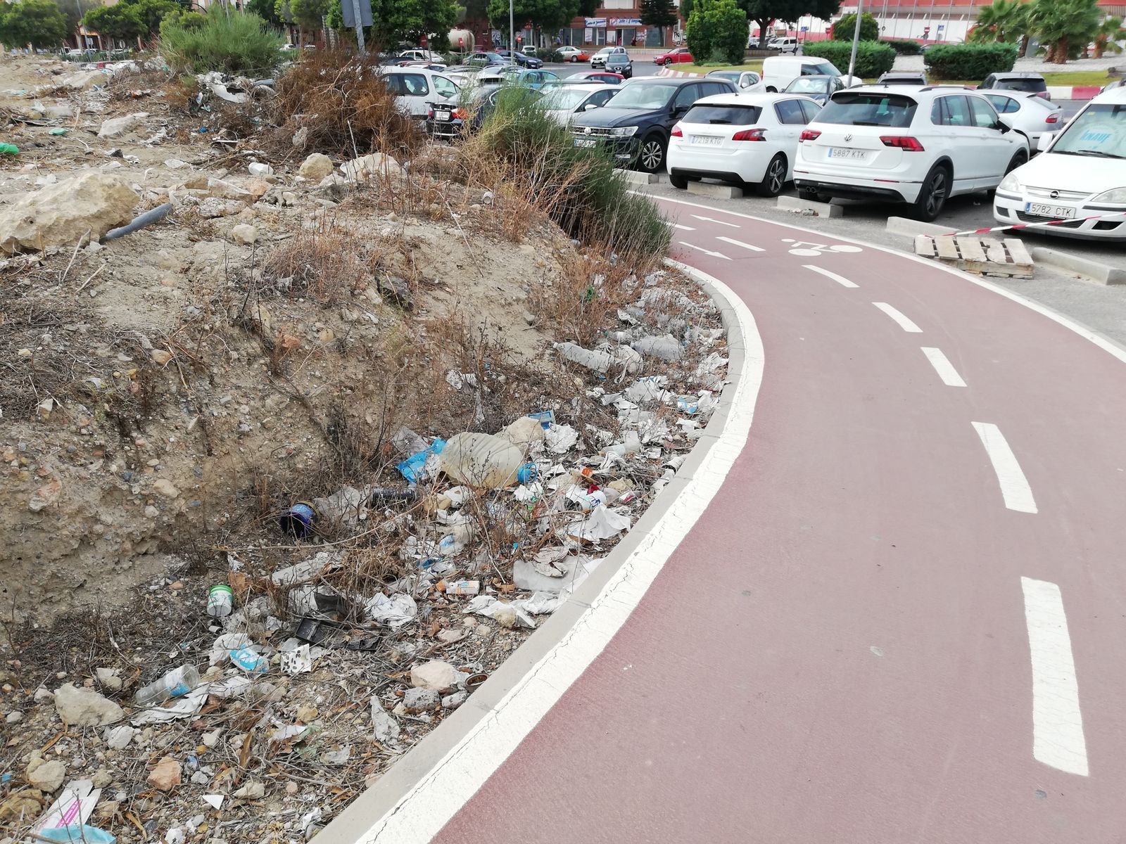 Basura acumulada alrededor del Hospital Torrecárdenas