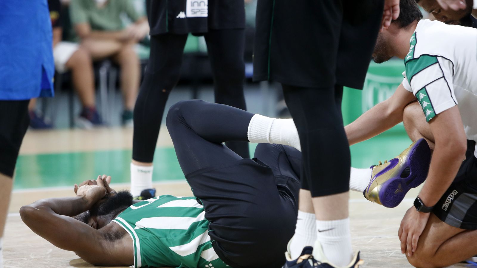 Carrington se duele en el suelo tras lesionarse en el tobillo derecho.