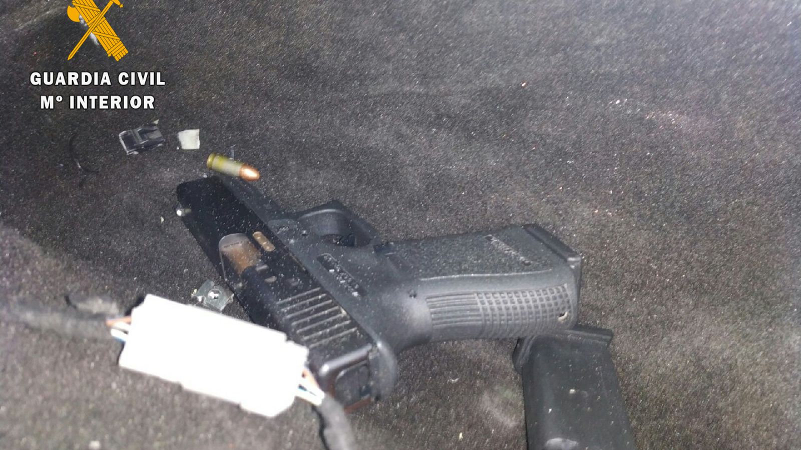 Pistola intervenida en un vehículo implicado en el tiroteo.