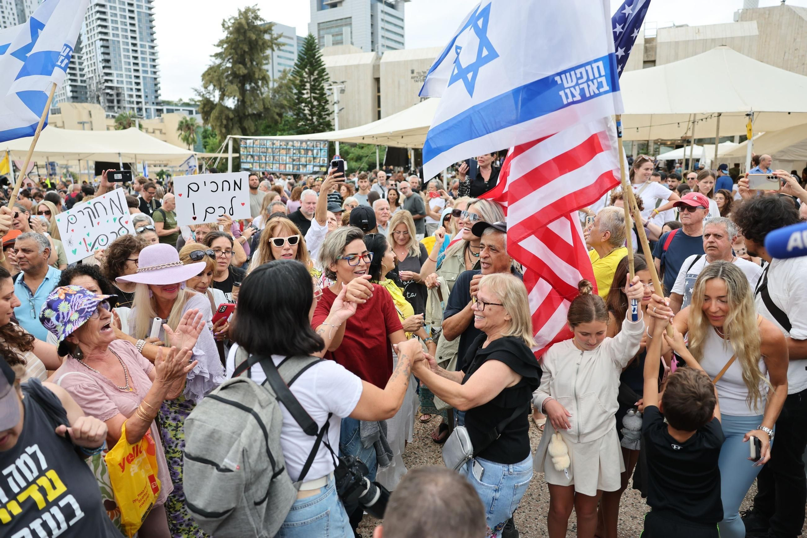 Familiares de los rehenes festejan el anuncio de un acuerdo entre el Gobierno israelí y Hamas que permitirá el regreso de los secuestrados el 7-O de 2023.