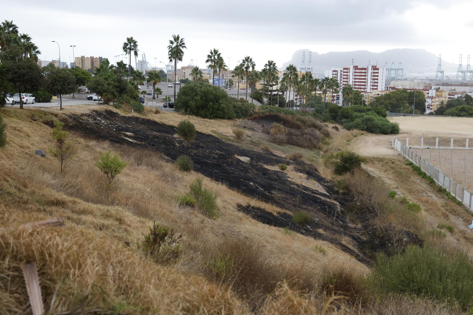 Fotos de la zona quemada en San Berbabé tras un nuevo incendio urbano en Algeciras