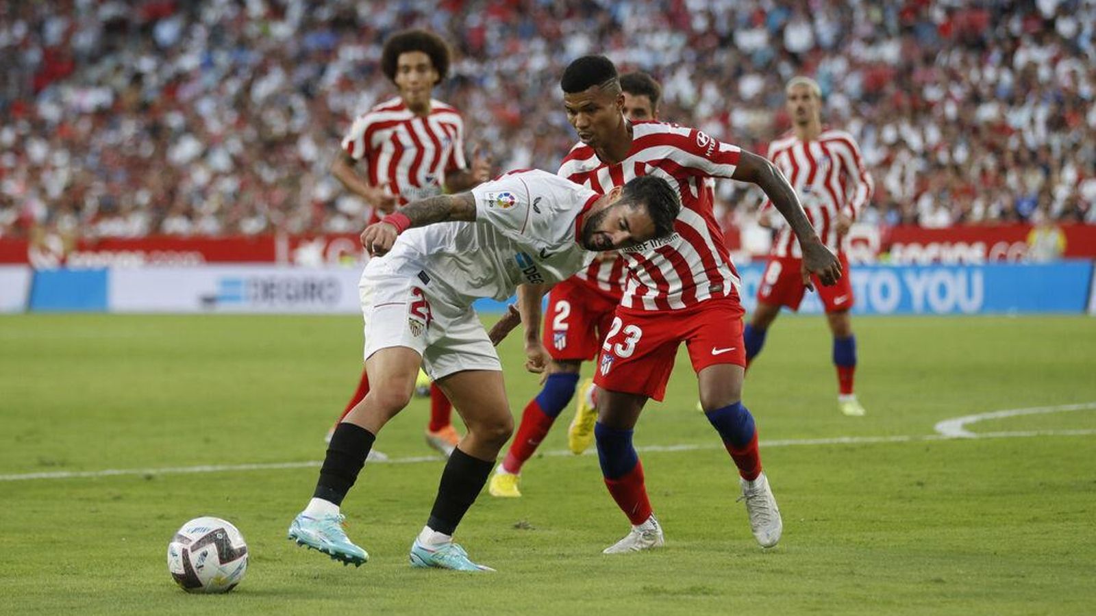 Isco trata de controlar un balón ante Reinildo Mandava.