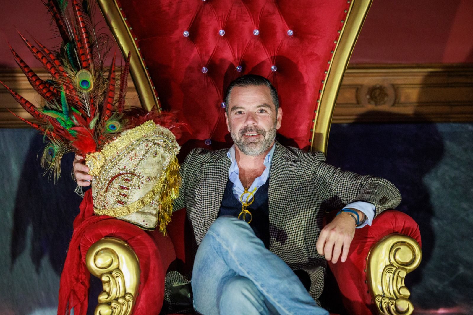 Cervantes Sánchez, sentado en el trono de Gaspar de la estancia de los Reyes Magos del Ayuntamiento.