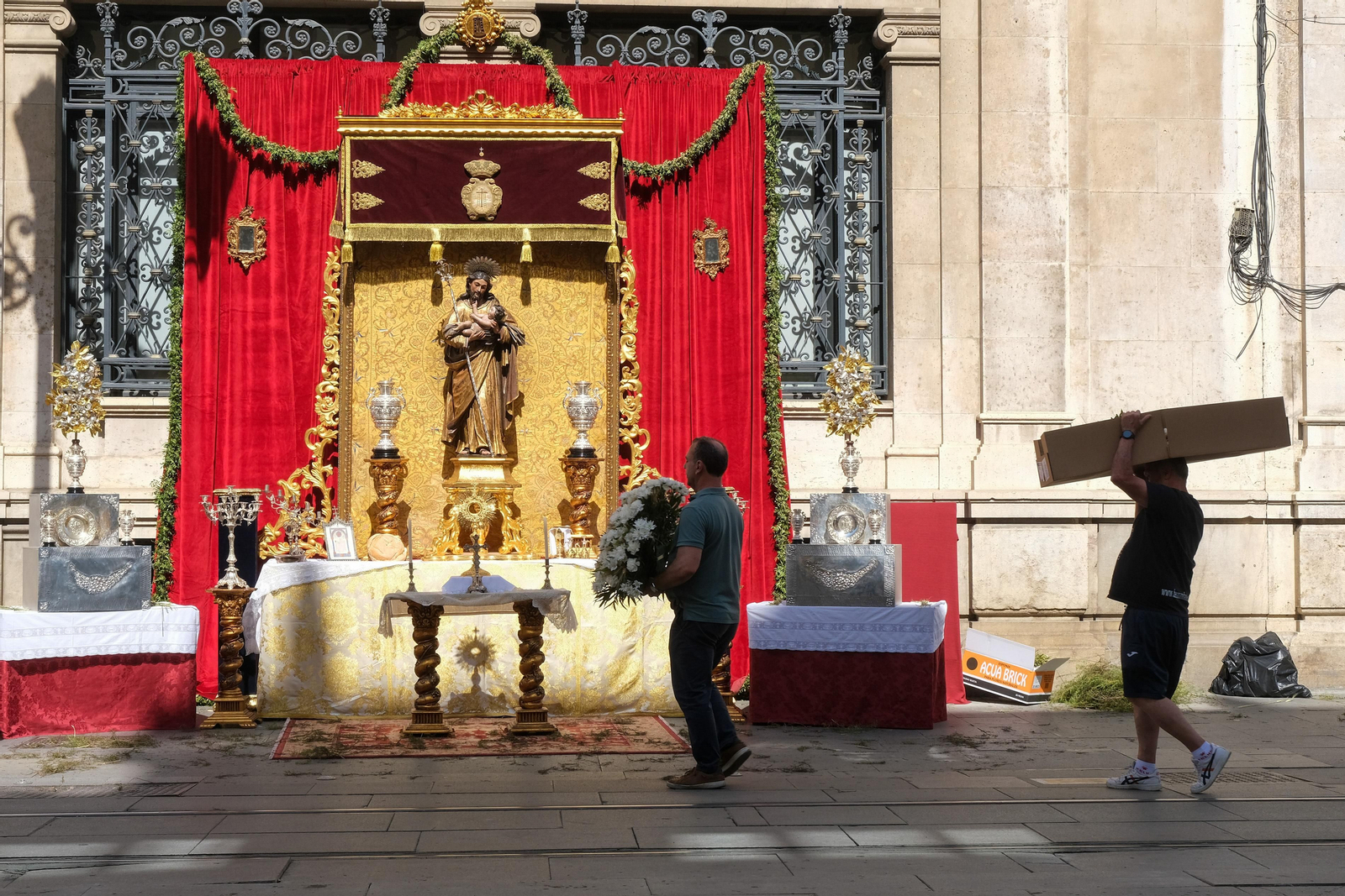 Preparativos, altares, escaparates, balcones para el Corpus
