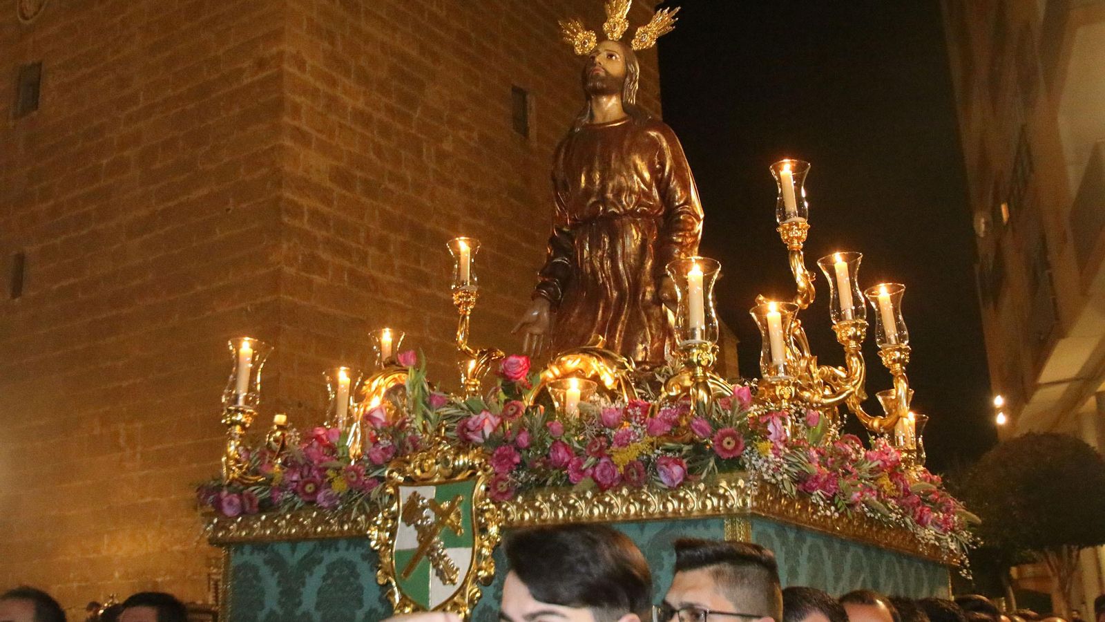 El titular de Estudiantes ante el Convento de Las Puras, durante la segunda estación.