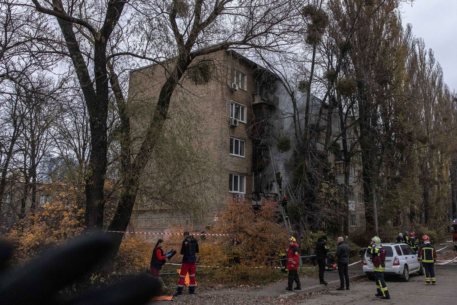 Equipos de bomberos trabajan en un edificio en llamas tras un ataque ruso en Kiev.