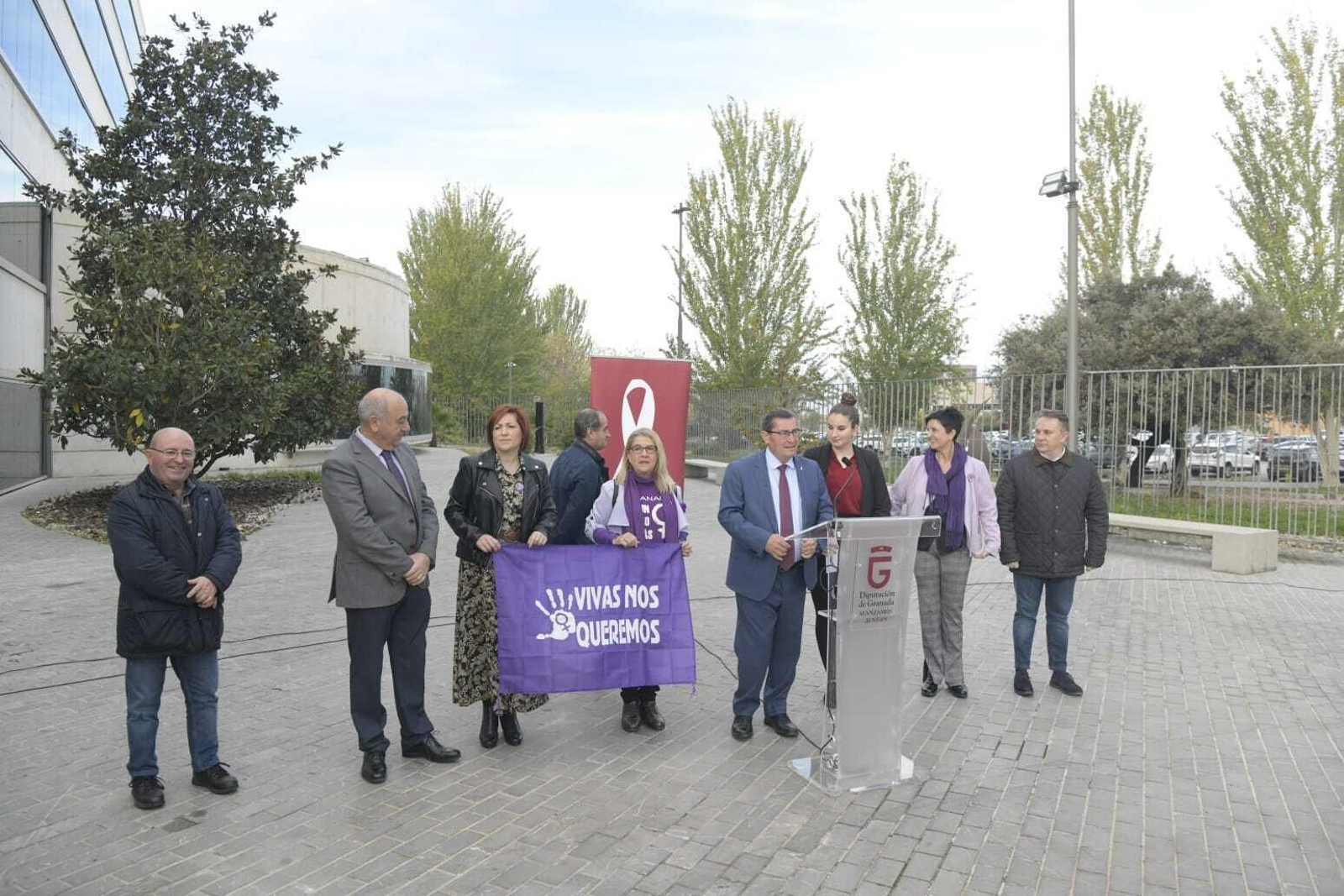 Momento de la lectura del manifiesto en la Diputación junto con la ganadora del certamen de microrrelatos