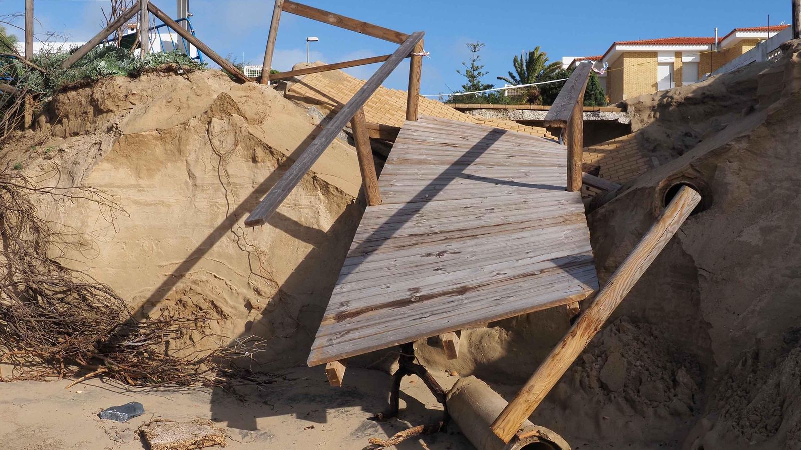 Una de las pasarelas de acceso a la playa portileña totalmente destrozada Una de las pasarelas de acceso a la playa portileña totalmente destrozada