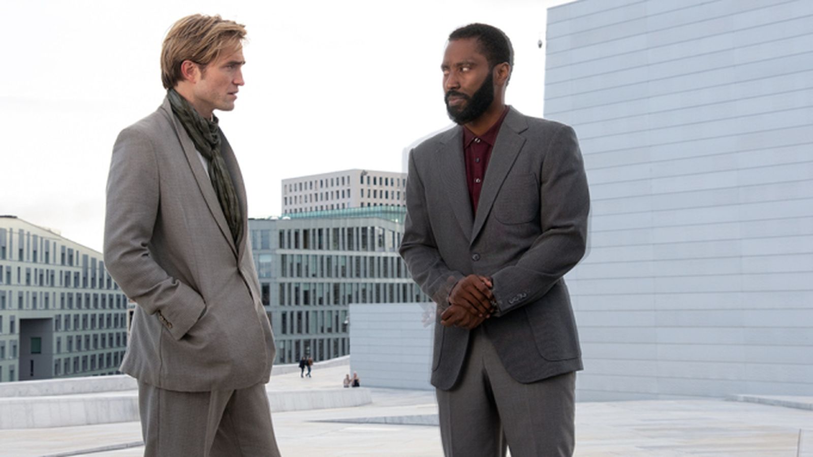 Robert Pattinson y Bien John David Washington, en una escena de 'Tenet'.