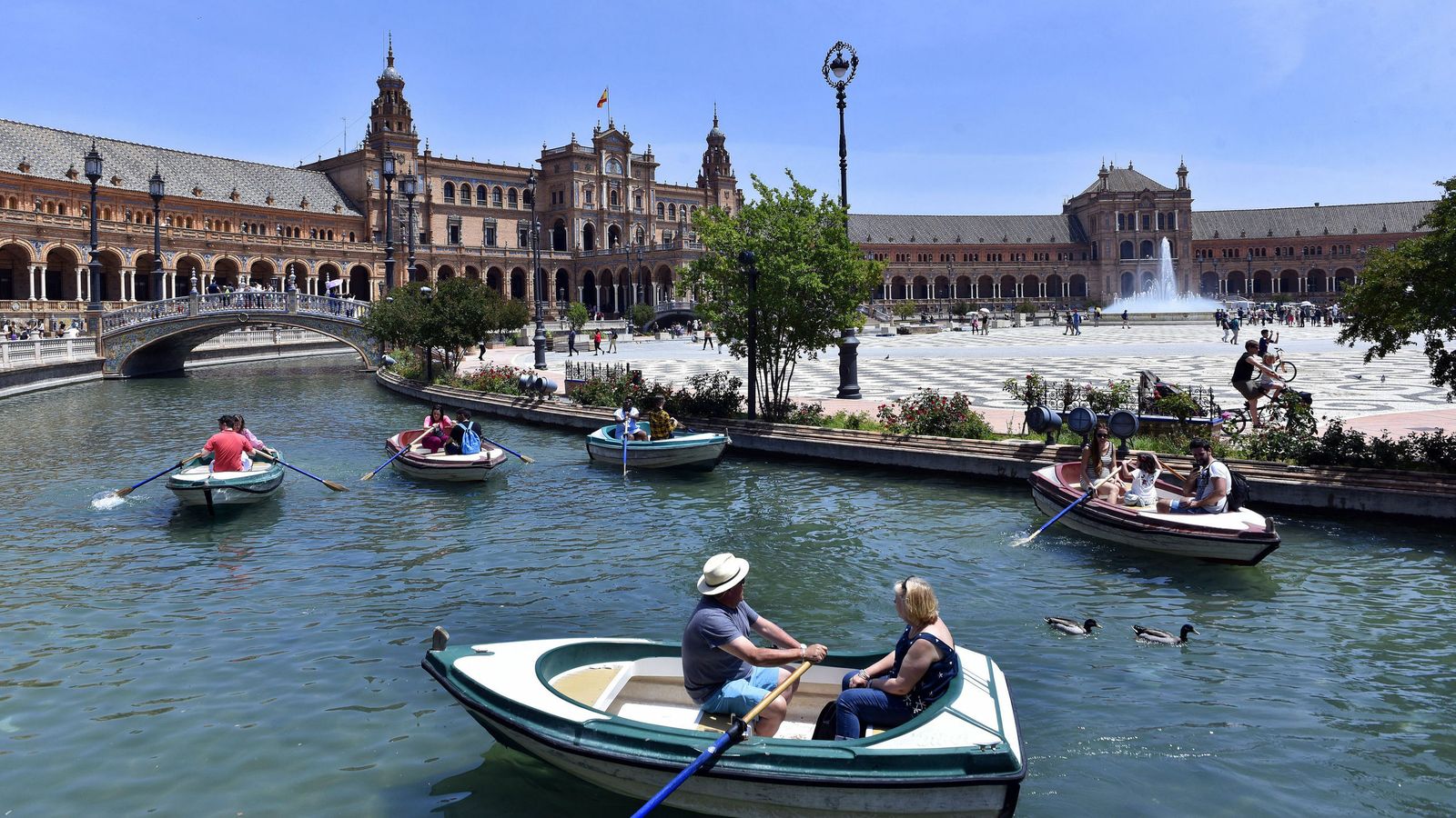 Una de las torres de la Plaza de España, uno de los principales monumentos de la ciudad, que vende su imagen de patrimonio.