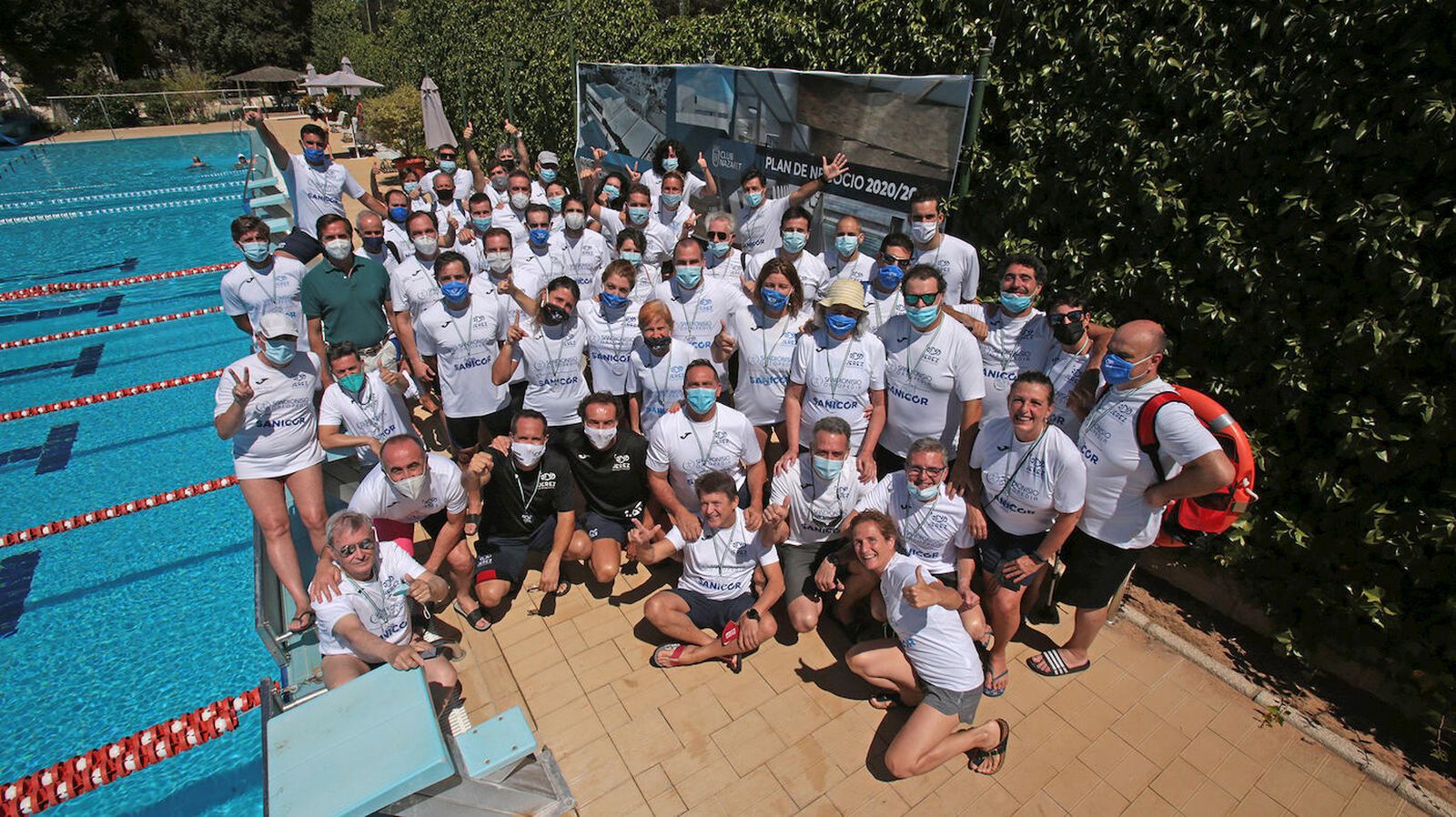 Los integrantes del Jerez Natación Máster celebran su histórico título en el Club Nazaret.