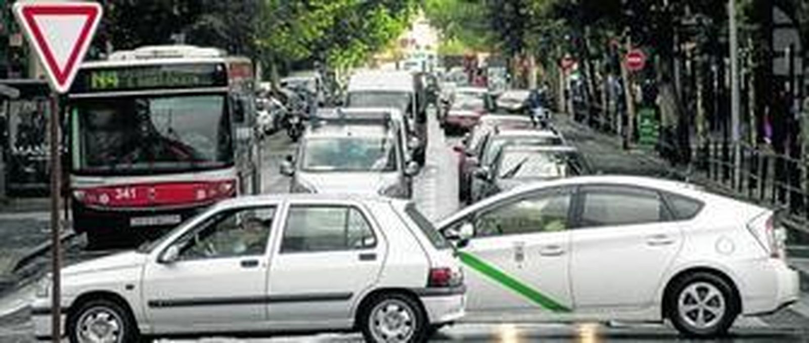 La lluvia dificultó ayer el tráfico en la ciudad desde primera hora de la mañana.