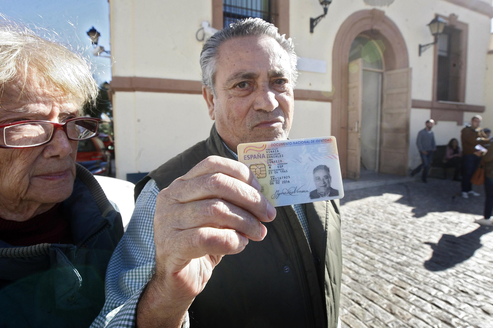 Ignacio Vinaza enseña su DNI caducado ayer frente a las oficinas para renovar el documento en Fernández Ladreda.