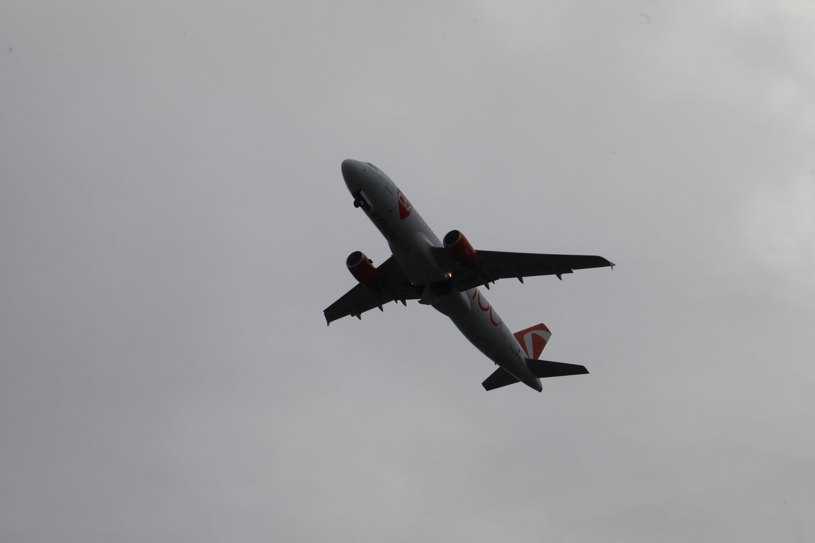 El despegue del primer vuelo chárter a Europa en el aeropuerto de Córdoba, en imágenes