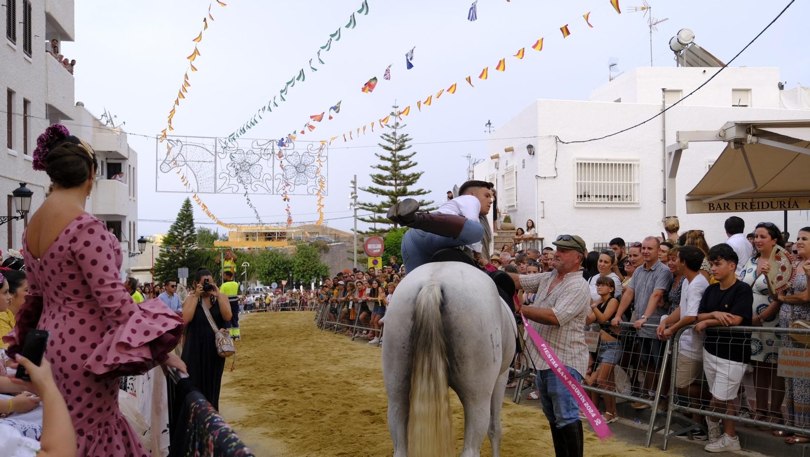 La popular carrera de cintas a caballo de las Fiestas de Mojácar, en imágenes