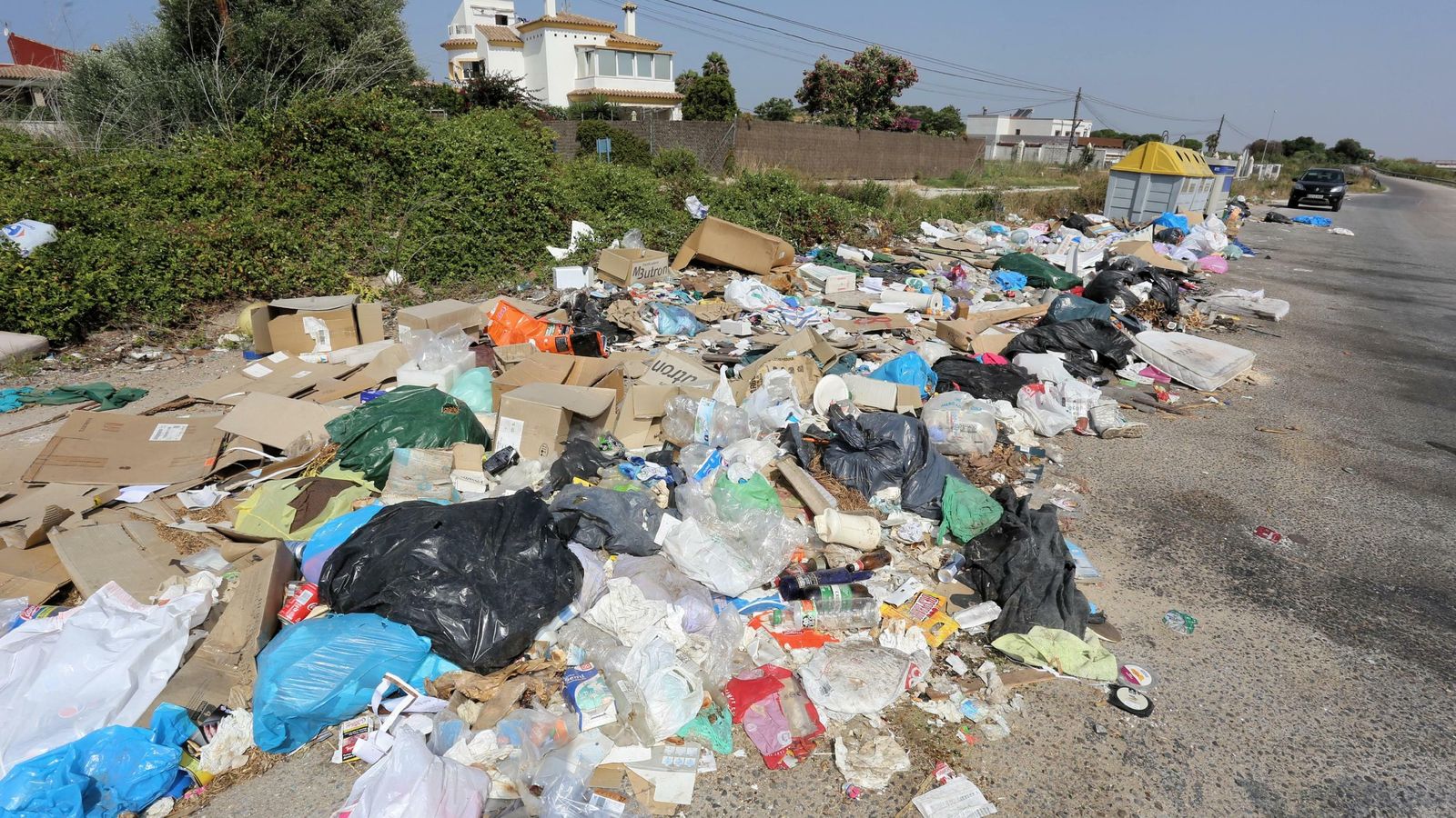 En Montes de Oca, a pie de carretera, tabién se aprecia esta estampa  donde se acumula más basura que en Los Perales.