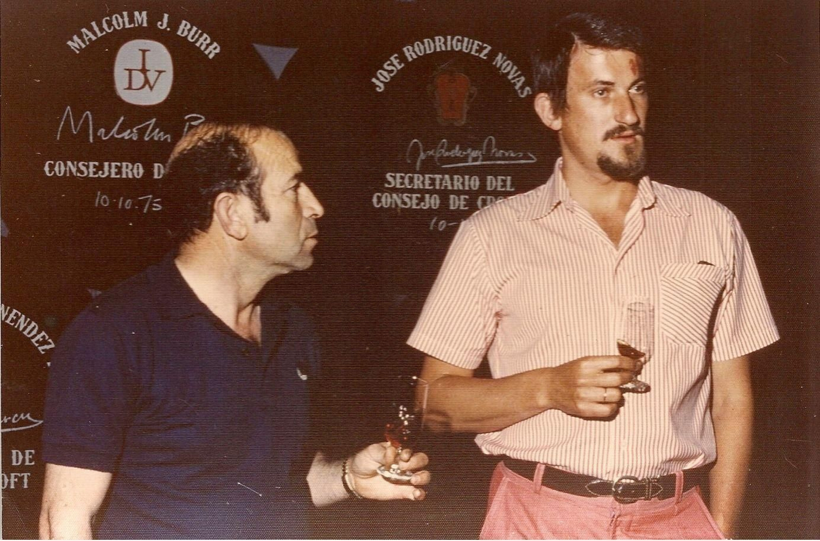 Juan Manuel Pardo Domecq, conservador de la memoria de Croft, junto al capataz Juan López Ruiz-Herrera, 1975.