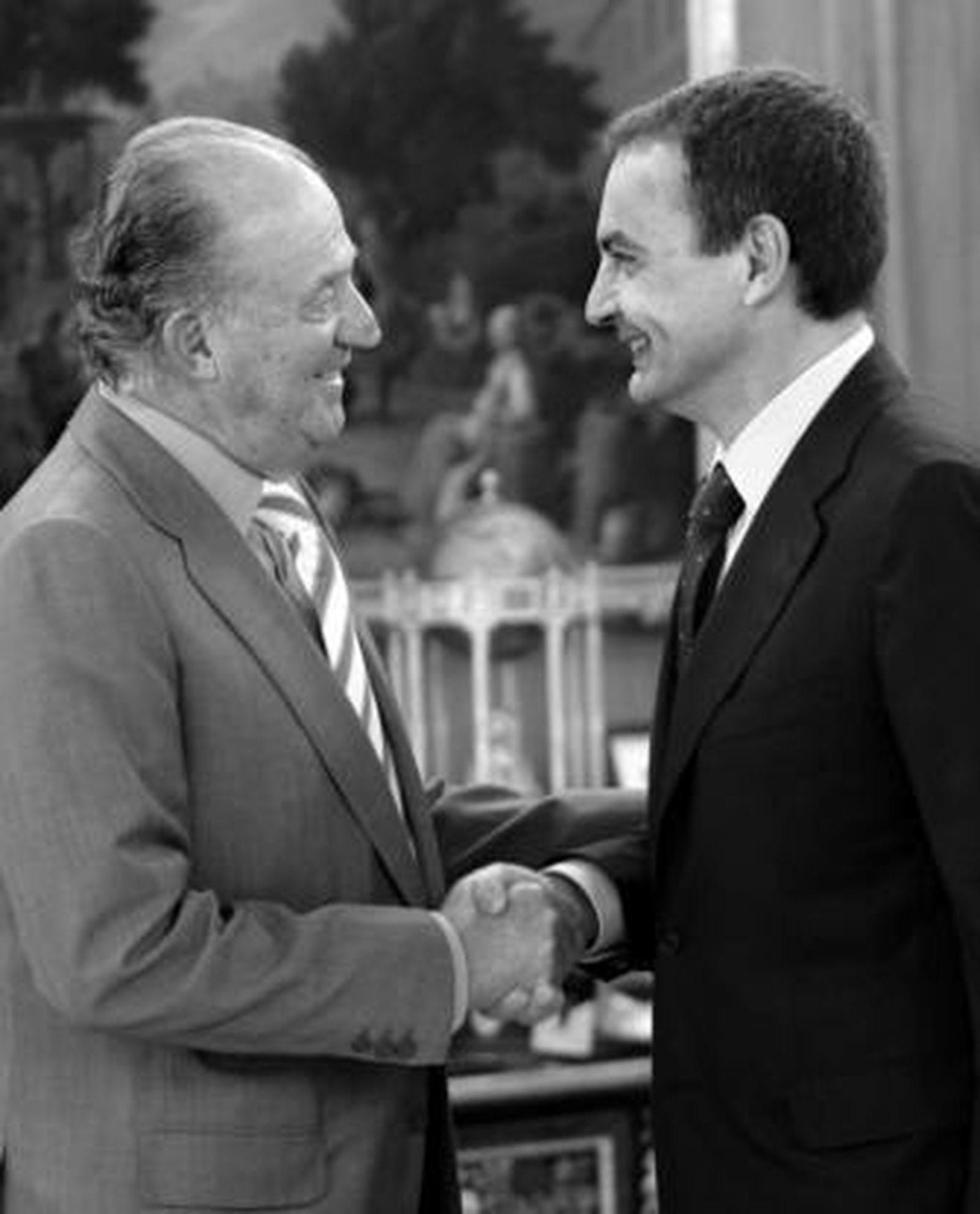 El Rey saluda a Zapatero ayer durante la reunión que mantuvieron en el Palacio de la Zarzuela.