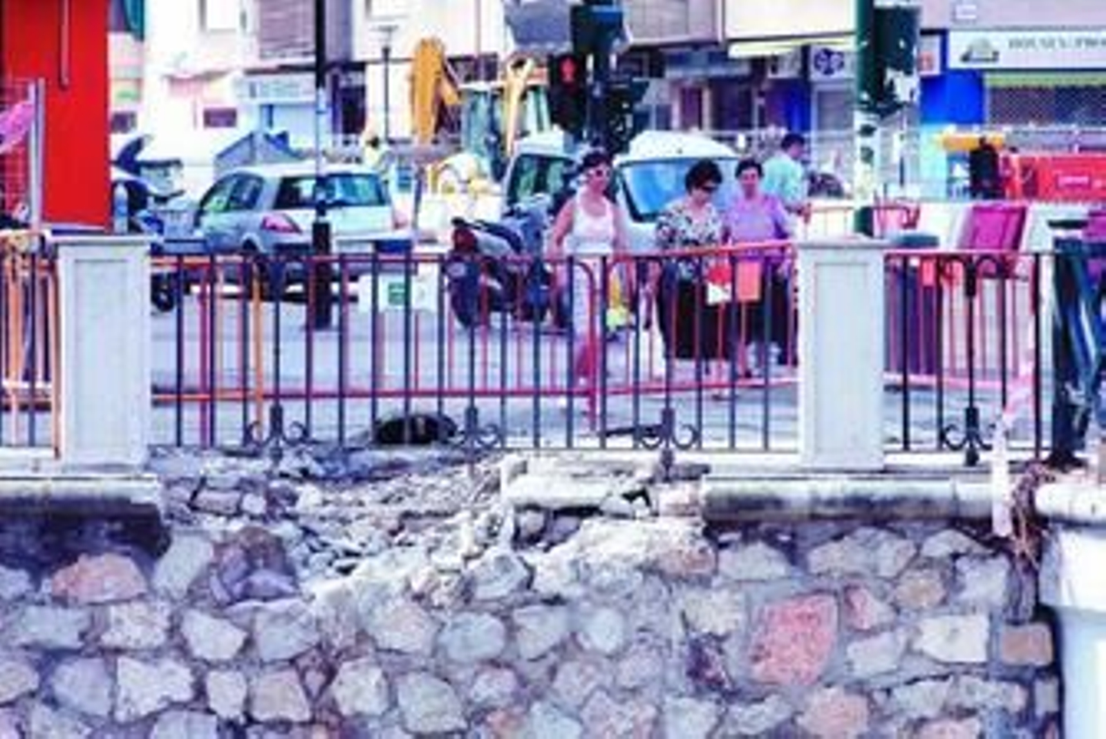Los operarios improvisaron un dique para canalizar el agua de la tubería al Genil.