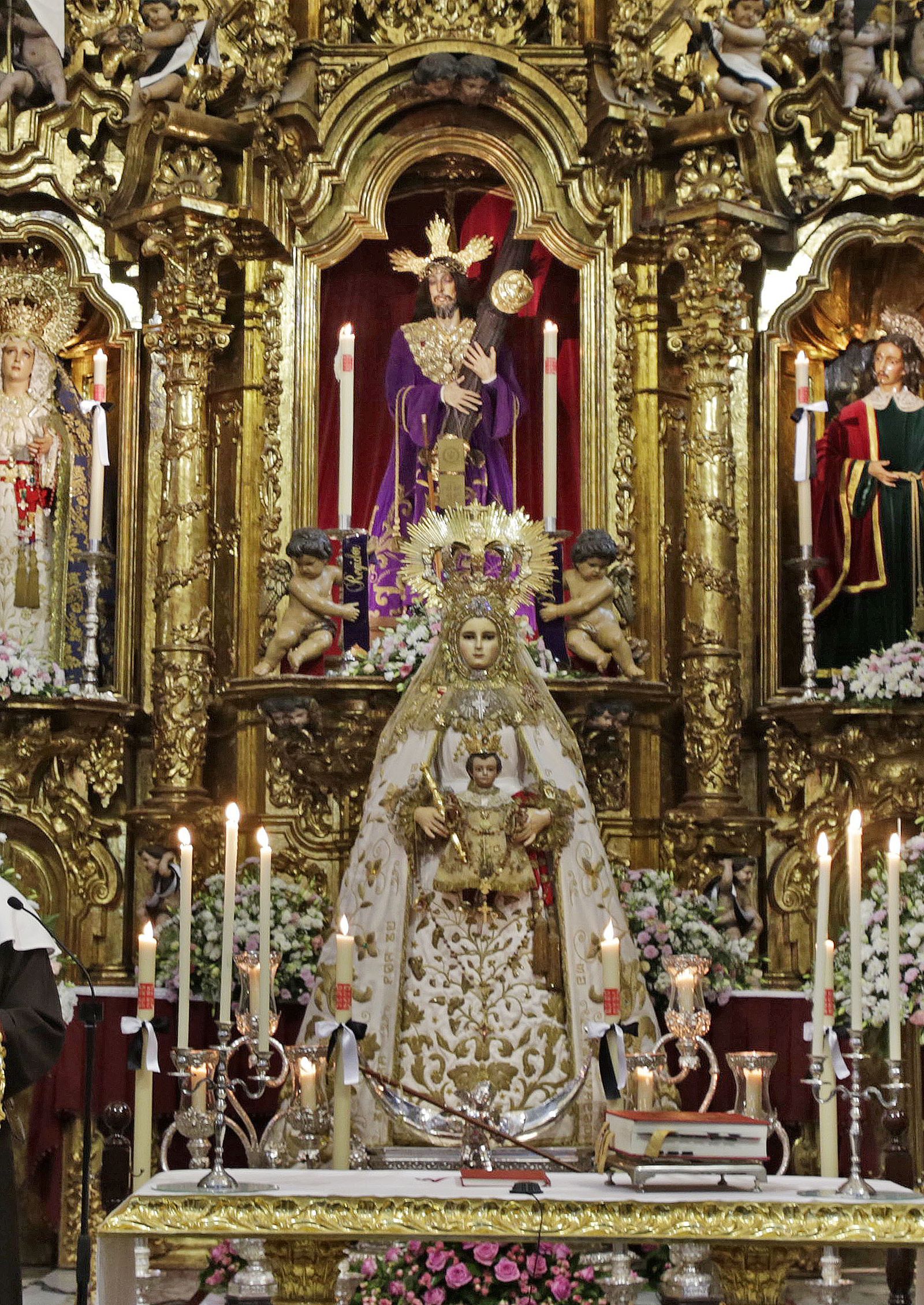 La Virgen del Rosario, a los pies de Nazareno