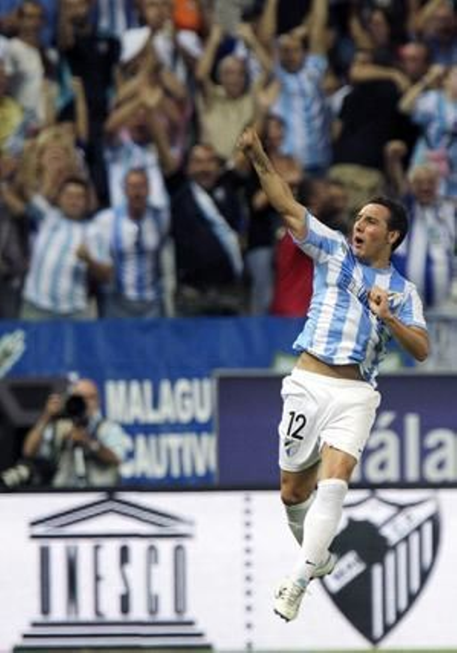 El Málaga gana su tercer partido consecutivo en Liga gracias a un gol de Cazorla de falta (1-0). / EFE