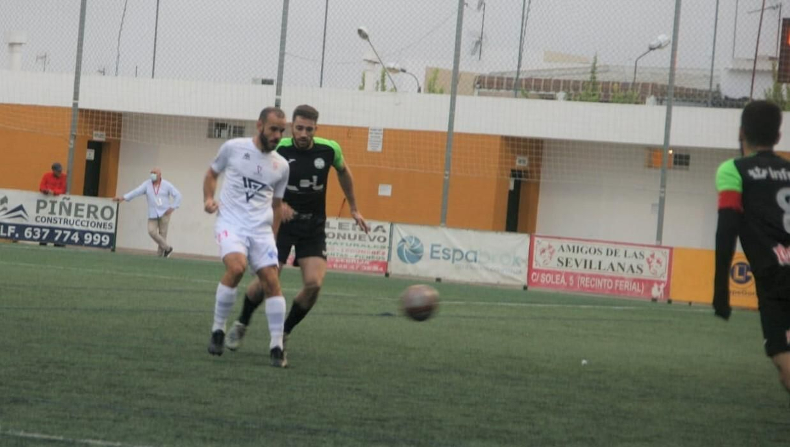 Antonio Fernández marca de cerca a un jugador del Antoniano.