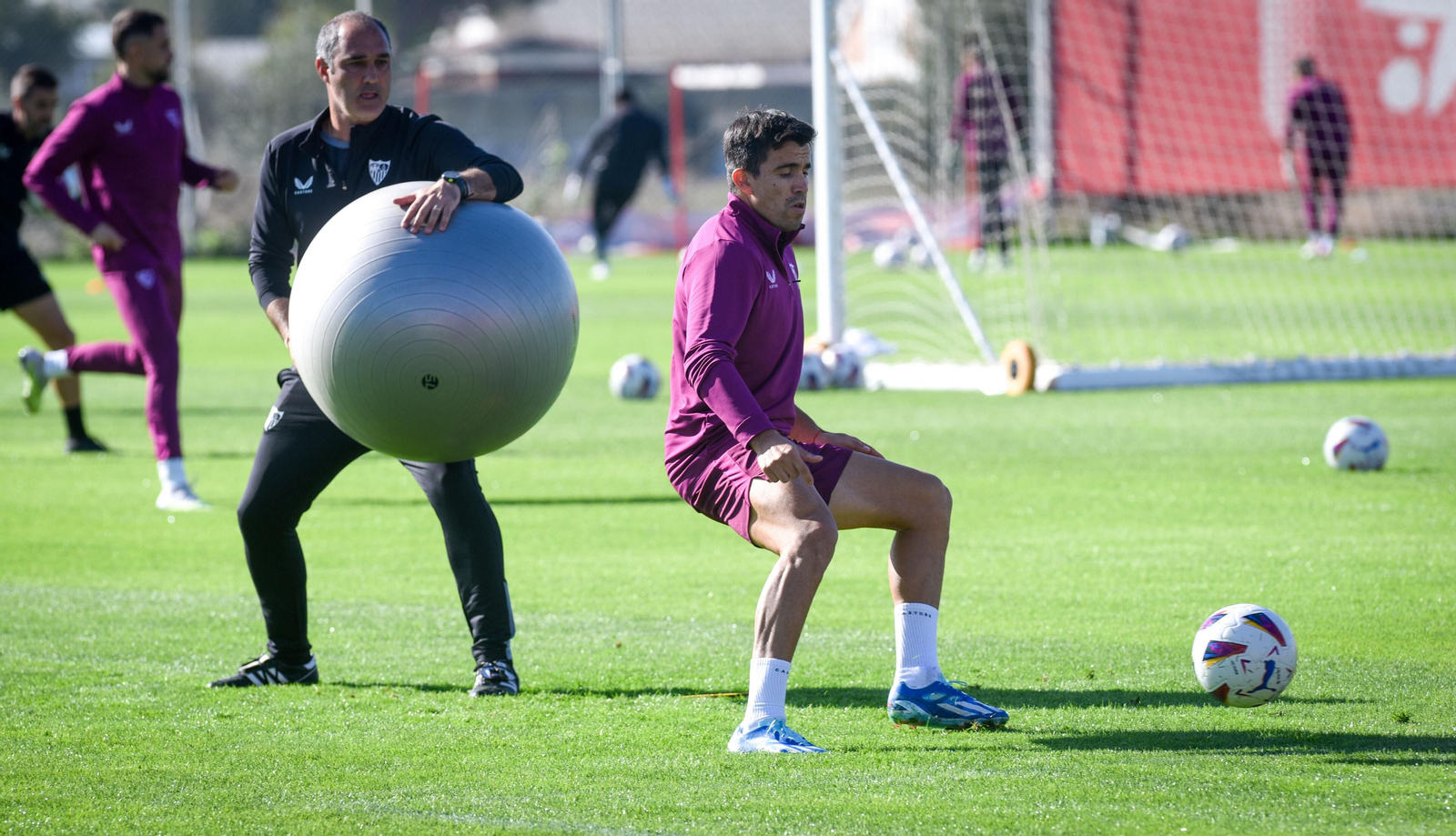 Acuña se ejercita junto a uno de los preparadores físicos.