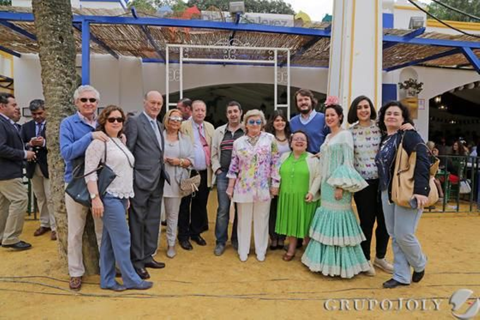 Las hermanas Rocío, María Jesús y Paloma Domínguez Bartolomé, ayer junto a un grupo de familiares, ante la caseta del Diario.

Foto: Vanesa Lobo