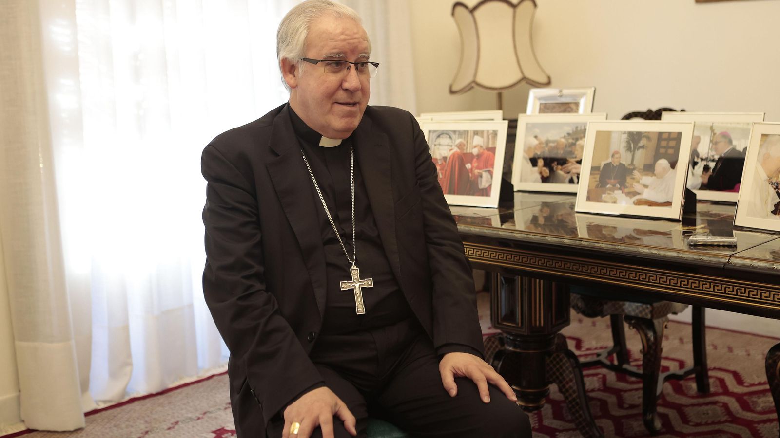 Monseñor Saiz durante la entrevista.