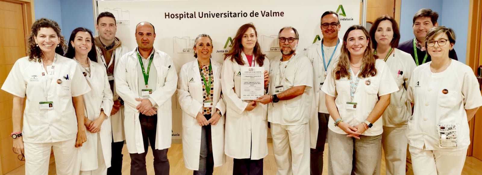 Teresa Salas y David Pérez, sosteniendo la certificación junto a la directora gerente de este área sanitaria, Inmaculada Vázquez, el director de enfermería, Joaquín Fajardo, y otros enfermeros  del grupo.